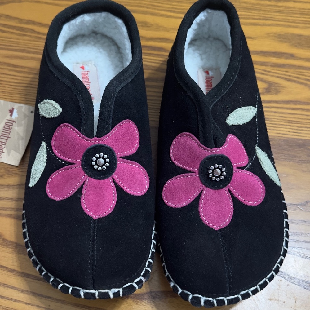 Foamtreads leather Black Slippers with Pink Floral Design. NWT (Shoe6)